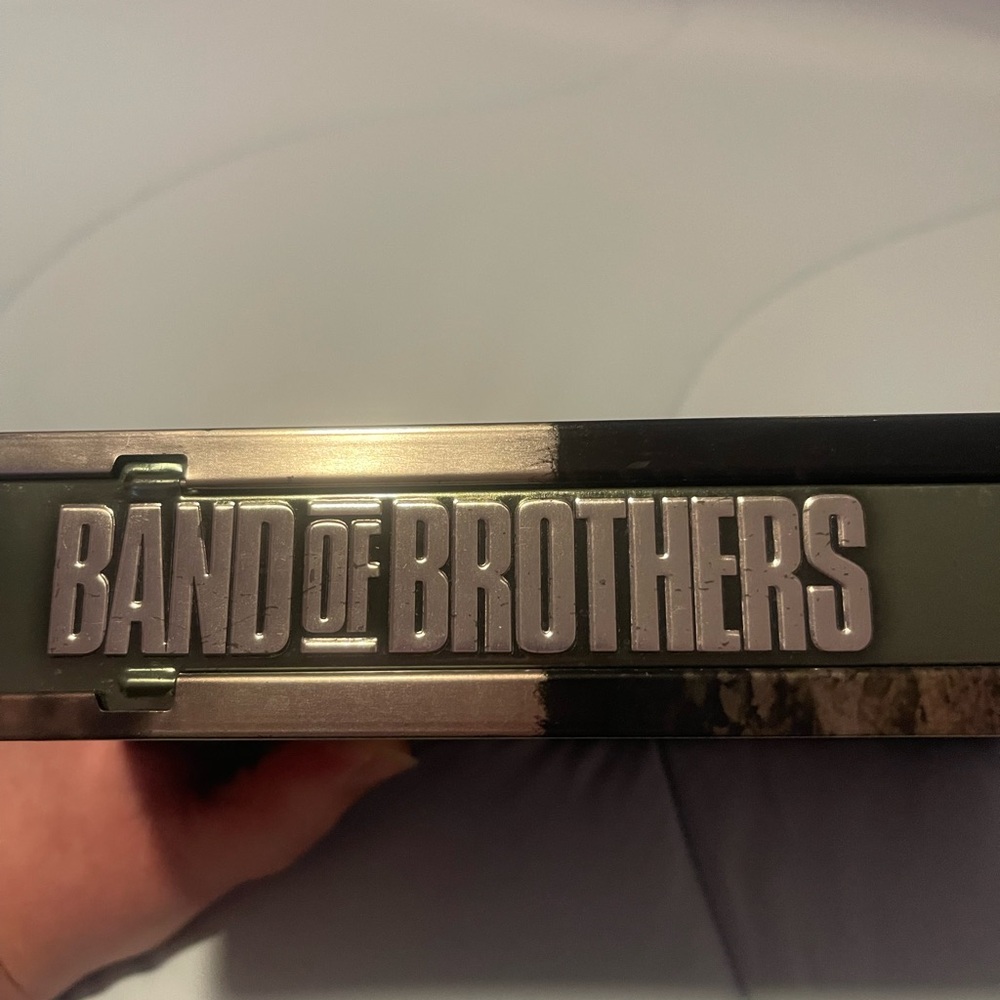 Band of Brothers 10 Episodes 6-Disc Set -Tin Box DVD Bonus Features. - Picture 10 of 10